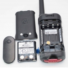 8KM 0.5W對講機 大顯示 可接耳咪 內置喇叭 20個頻道及靜音碼 免牌照 連充電