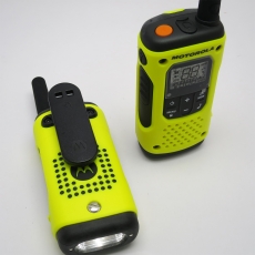 運動防水對講機 IP67 機身紮實 電筒照明 大顯示 可接耳咪 內置喇叭 20個頻道及靜音碼 連充電 流線型設計 