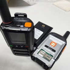 第4代3~5G電訊網絡對講機 全港接收 植入IC晶片平台語音延遲最少永久免平台費 支持雙卡切換可使用多家網絡公司 清晰數碼話音 大聲喇叭 穩定性高 無需每年領牌 客戶開通獨家頻道 液晶顯示每台機識別名稱資訊